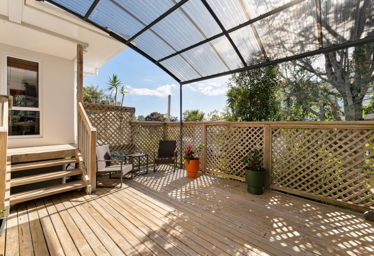 Must sell, Owners leaving NZ to be closer to family, 3 beds 1 baths house with garage, For added confidence, a building report is available to assist buyers with their due diligence., close to schools, shops, parks, 0.7 km to Sunnyvale School, 1/39 Sungrove Rise, Sunnyvale, Auckland