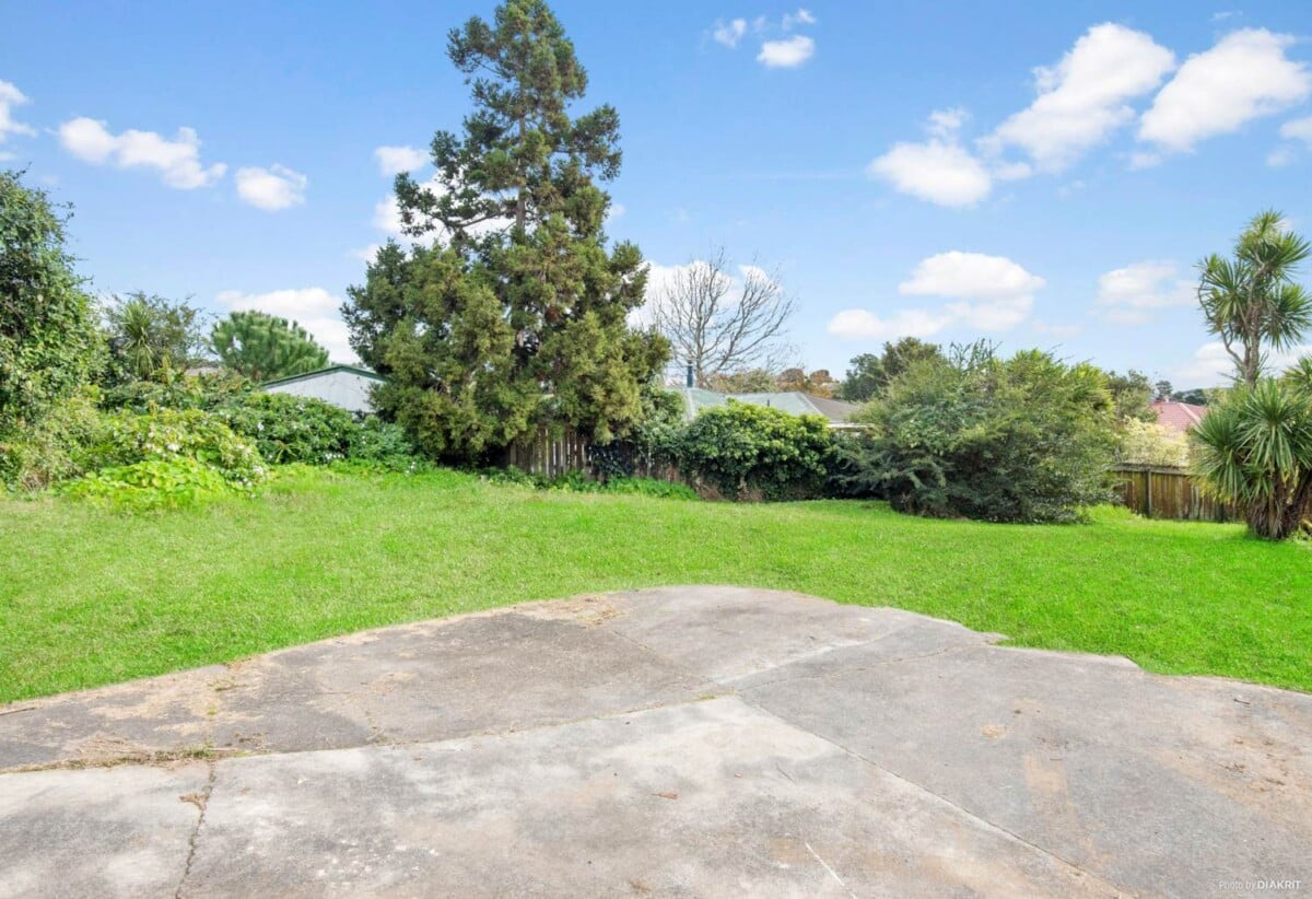 1,131m² Land – Must Sell – Ignore CV, Overseas owner, 4 beds 2 baths house with double garage, with easy access to motorway links, public transport and local amenities, 0.4 km to New Windsor School, 54 Maioro Street, New Windsor, Auckland
