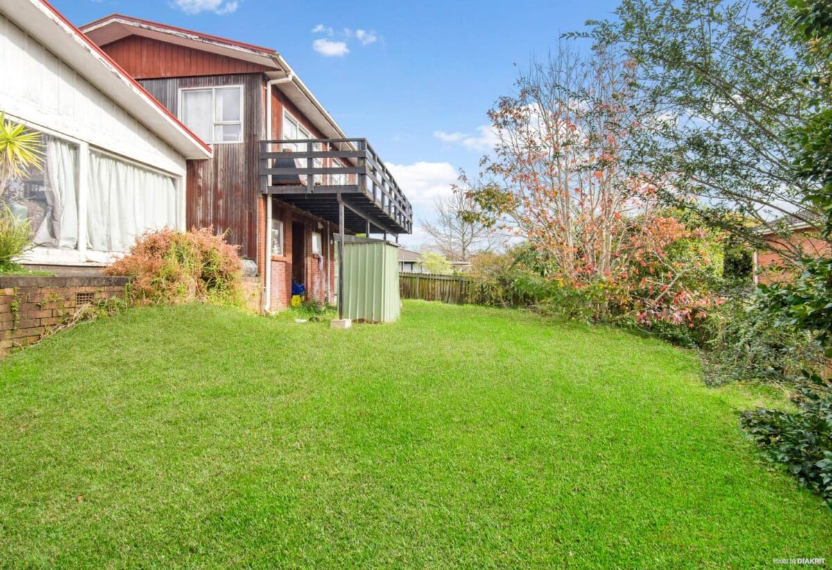 1,131m² Land – Must Sell – Ignore CV, Overseas owner, 4 beds 2 baths house with double garage, with easy access to motorway links, public transport and local amenities, 0.4 km to New Windsor School, 54 Maioro Street, New Windsor, Auckland