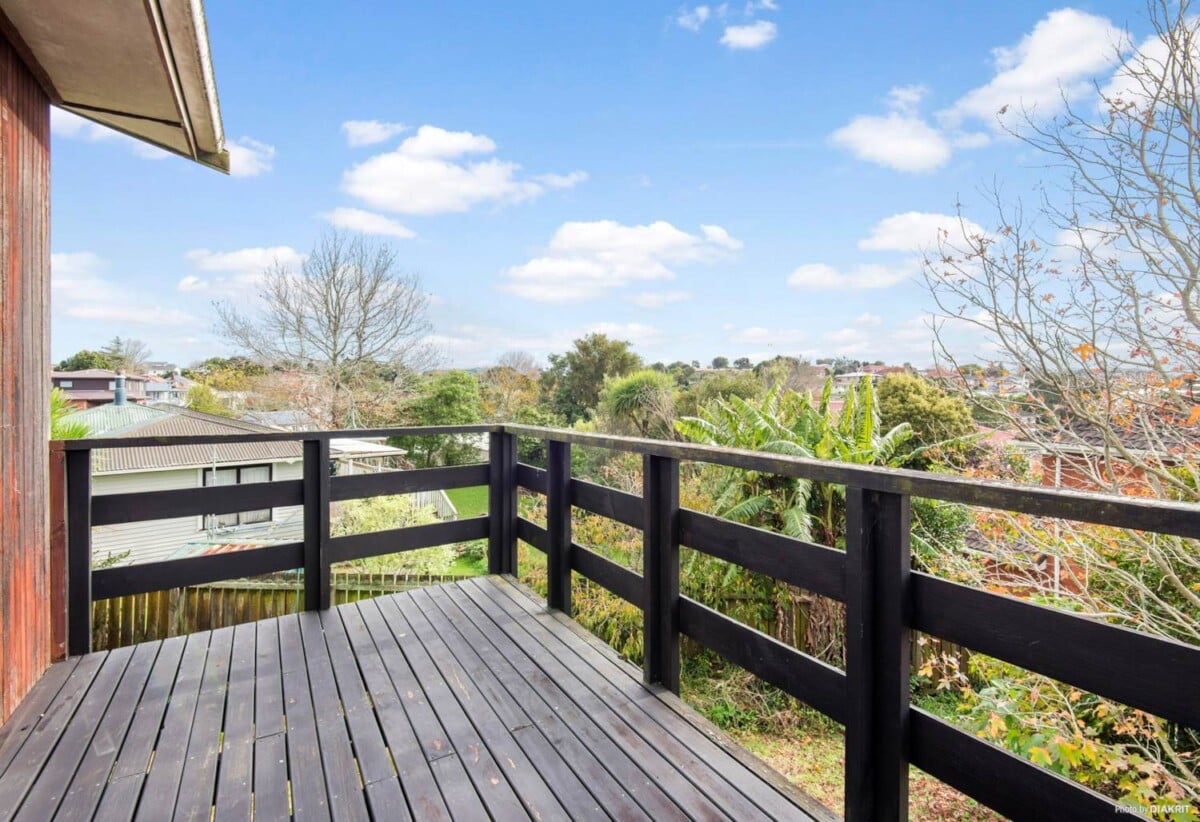 1,131m² Land – Must Sell – Ignore CV, Overseas owner, 4 beds 2 baths house with double garage, with easy access to motorway links, public transport and local amenities, 0.4 km to New Windsor School, 54 Maioro Street, New Windsor, Auckland