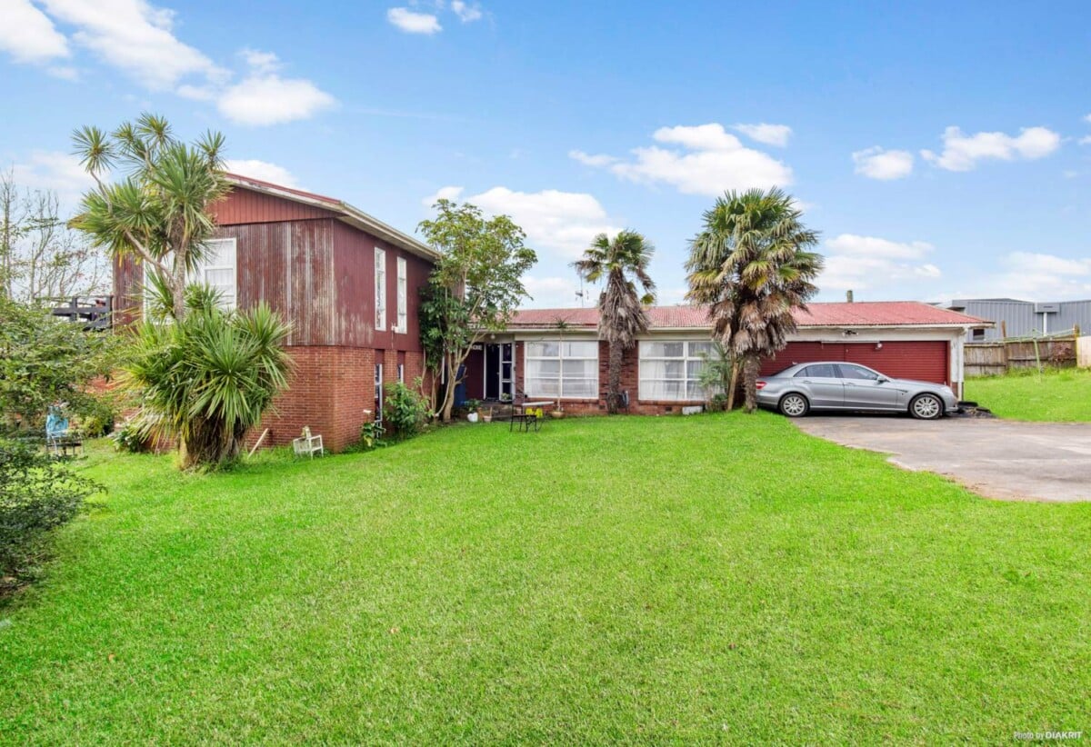 1,131m² Land – Must Sell – Ignore CV, Overseas owner, 4 beds 2 baths house with double garage, with easy access to motorway links, public transport and local amenities, 0.4 km to New Windsor School, 54 Maioro Street, New Windsor, Auckland
