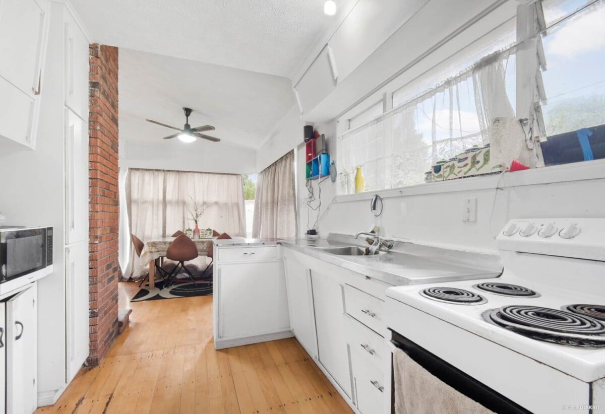 1,131m² Land – Must Sell – Ignore CV, Overseas owner, 4 beds 2 baths house with double garage, with easy access to motorway links, public transport and local amenities, 0.4 km to New Windsor School, 54 Maioro Street, New Windsor, Auckland