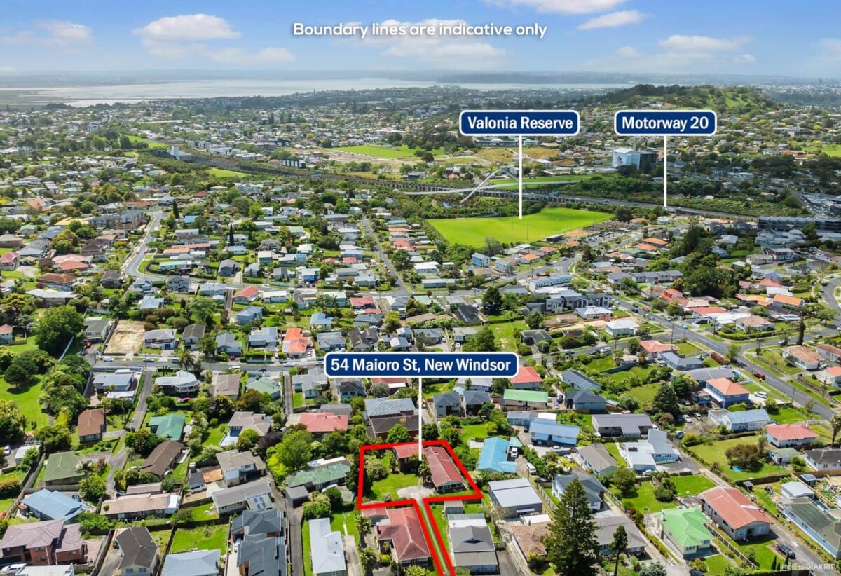 1,131m² Land – Must Sell – Ignore CV, Overseas owner, 4 beds 2 baths house with double garage, with easy access to motorway links, public transport and local amenities, 0.4 km to New Windsor School, 54 Maioro Street, New Windsor, Auckland