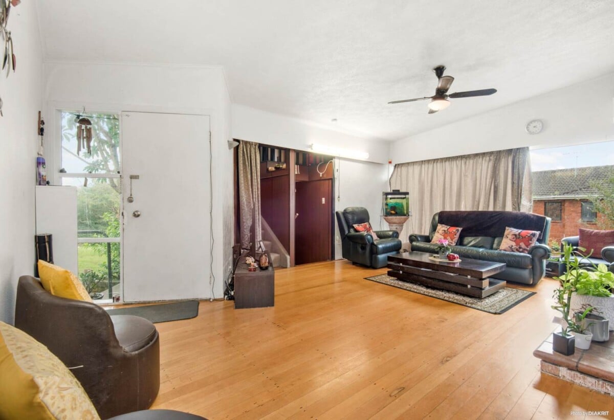 1,131m² Land – Must Sell – Ignore CV, Overseas owner, 4 beds 2 baths house with double garage, with easy access to motorway links, public transport and local amenities, 0.4 km to New Windsor School, 54 Maioro Street, New Windsor, Auckland