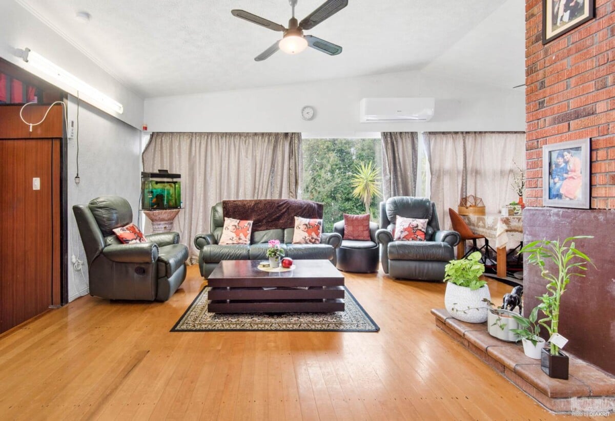 1,131m² Land – Must Sell – Ignore CV, Overseas owner, 4 beds 2 baths house with double garage, with easy access to motorway links, public transport and local amenities, 0.4 km to New Windsor School, 54 Maioro Street, New Windsor, Auckland