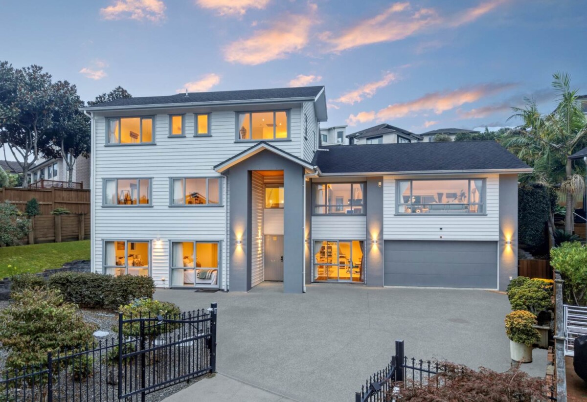 5 beds 3 baths house with double garage on 736m2 section, close to shops, Albany Mall, schools, motorway access, 0.6 km to Oteha Valley School, 4C Hilton Close, Albany, Auckland
