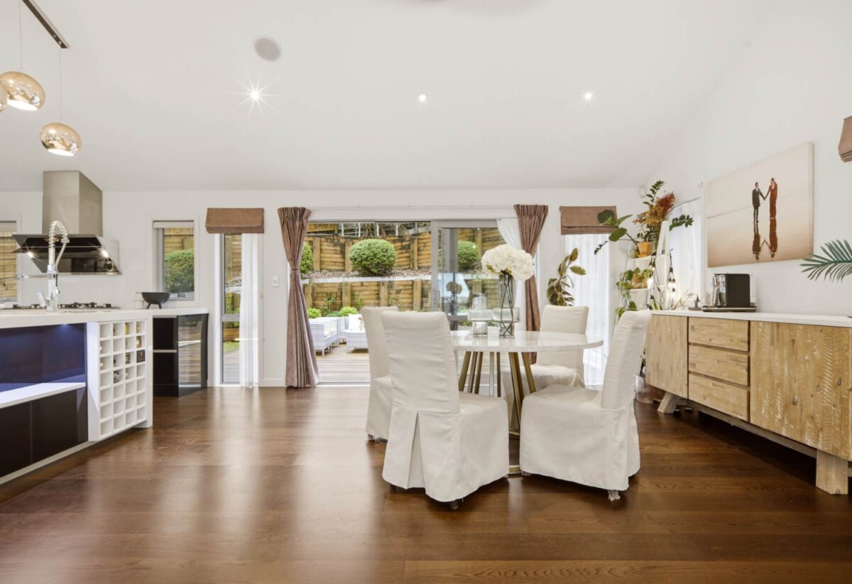5 beds 3 baths house with double garage on 736m2 section, close to shops, Albany Mall, schools, motorway access, 0.6 km to Oteha Valley School, 4C Hilton Close, Albany, Auckland