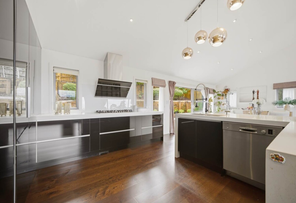 5 beds 3 baths house with double garage on 736m2 section, close to shops, Albany Mall, schools, motorway access, 0.6 km to Oteha Valley School, 4C Hilton Close, Albany, Auckland