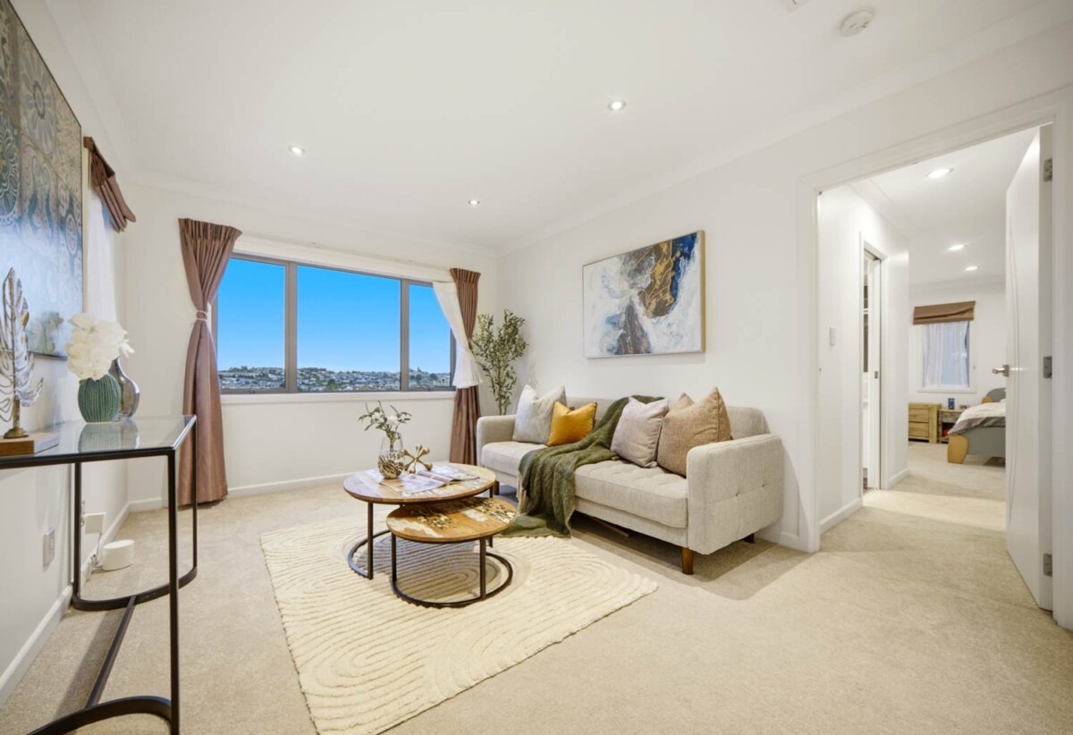 5 beds 3 baths house with double garage on 736m2 section, close to shops, Albany Mall, schools, motorway access, 0.6 km to Oteha Valley School, 4C Hilton Close, Albany, Auckland