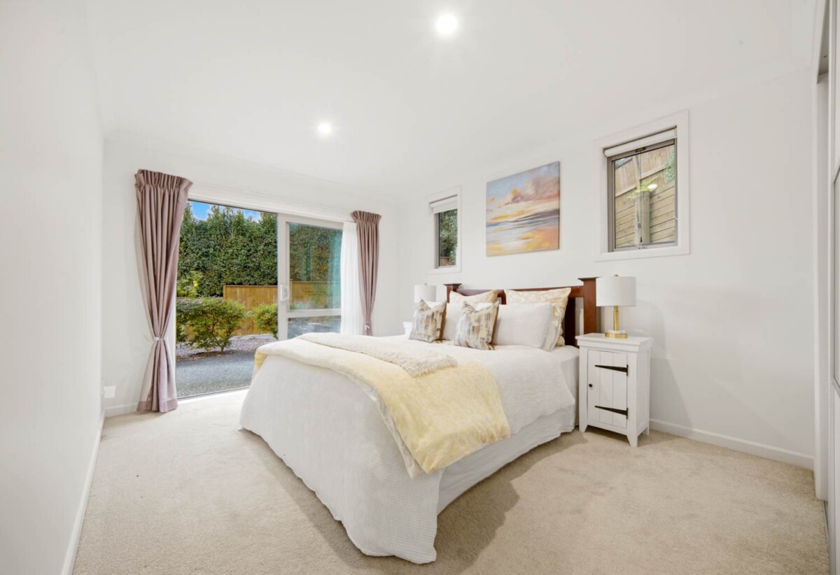5 beds 3 baths house with double garage on 736m2 section, close to shops, Albany Mall, schools, motorway access, 0.6 km to Oteha Valley School, 4C Hilton Close, Albany, Auckland