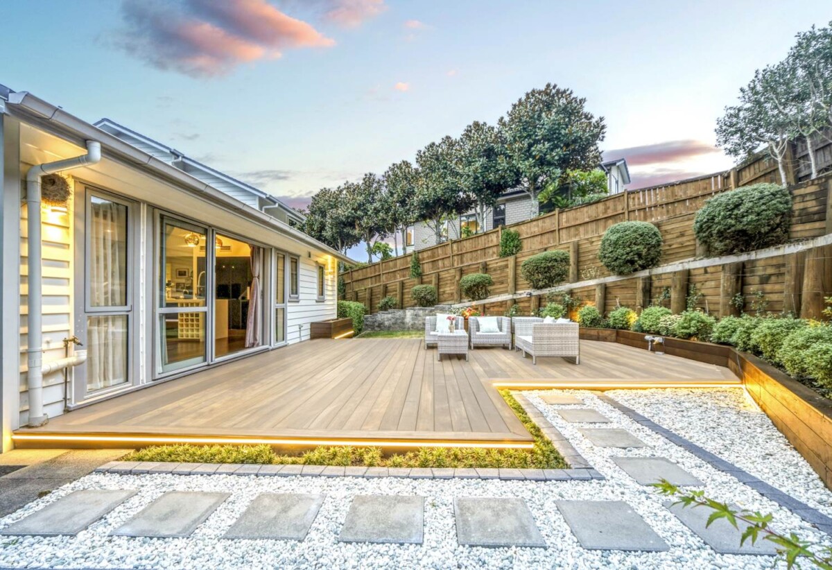 5 beds 3 baths house with double garage on 736m2 section, close to shops, Albany Mall, schools, motorway access, 0.6 km to Oteha Valley School, 4C Hilton Close, Albany, Auckland