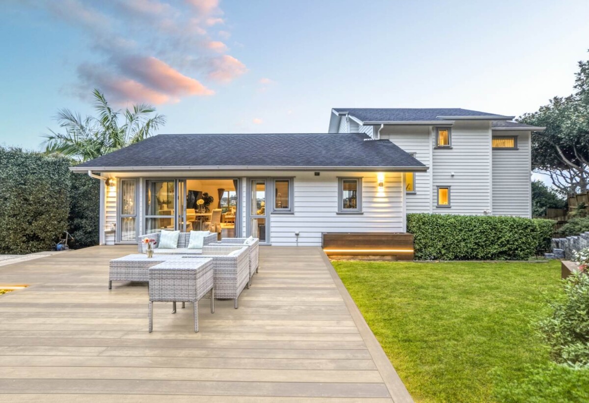 5 beds 3 baths house with double garage on 736m2 section, close to shops, Albany Mall, schools, motorway access, 0.6 km to Oteha Valley School, 4C Hilton Close, Albany, Auckland