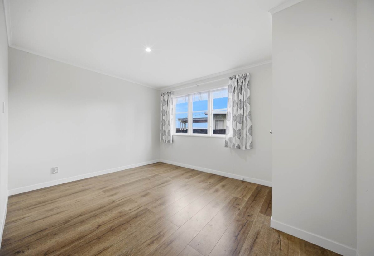 Double Westlake school zone, Standalone Freehold 3 beds + 2 flexi rooms 2.5 baths house on 283 m2 section, Sunnynook Shopping Centre and bus stations at both Sunnynook and Constellation are close by, with easy access to motorways, zoned for Sunnynook School, Wairau Intermediate, Westlake Girls’ High School, and Westlake Boys’ High School, 68A Sunnynook Road, Forrest Hill, Auckland