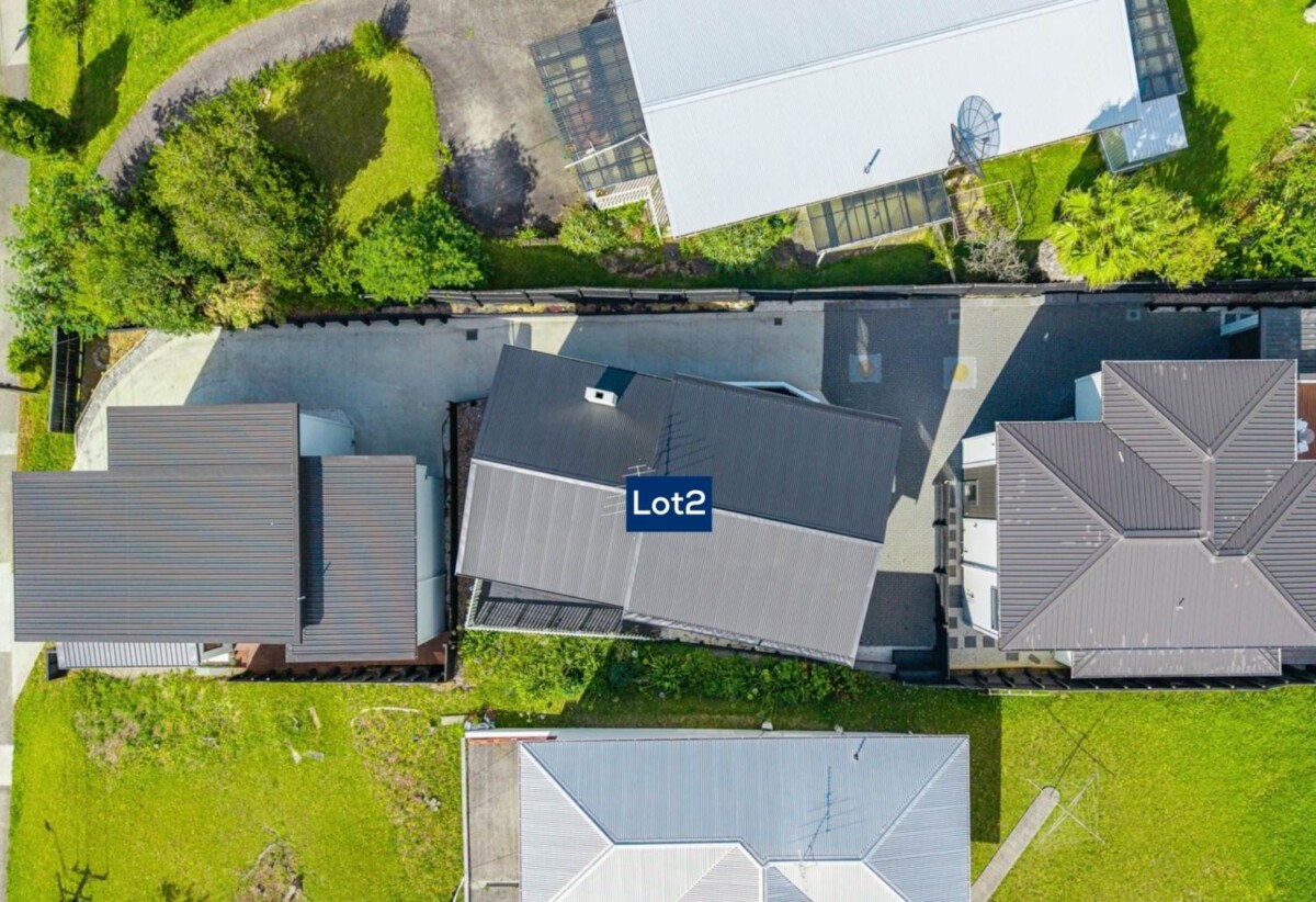Double Westlake school zone, Standalone Freehold 3 beds + 2 flexi rooms 2.5 baths house on 283 m2 section, Sunnynook Shopping Centre and bus stations at both Sunnynook and Constellation are close by, with easy access to motorways, zoned for Sunnynook School, Wairau Intermediate, Westlake Girls’ High School, and Westlake Boys’ High School, 68A Sunnynook Road, Forrest Hill, Auckland
