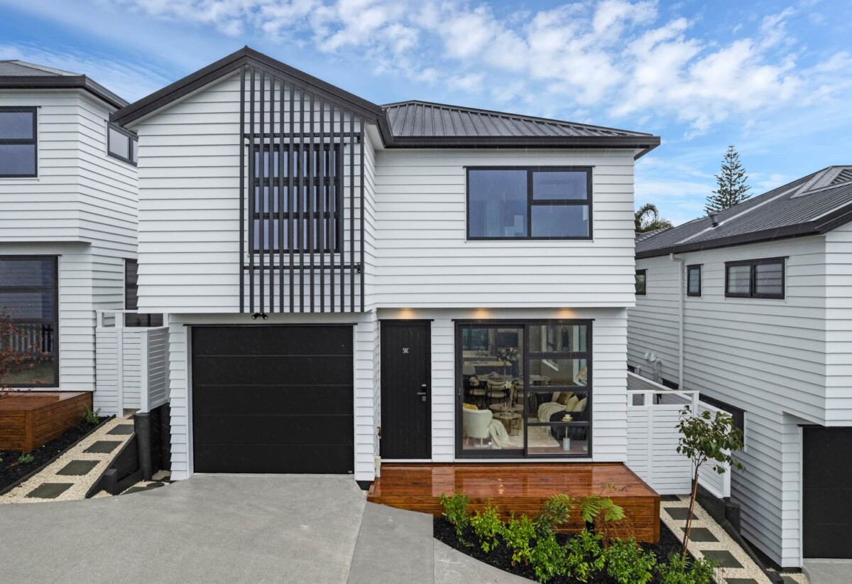 Move-in ready, Brandnew standalone 4 beds 2.5 baths home with garage, lose to Glenfield Mall, Marlborough Primary School, and the popular Oruamo Reserve. easy motorway access, 0.6 km to Glenfield Intermediate School, 58B Marlborough Avenue, Glenfield, Auckland