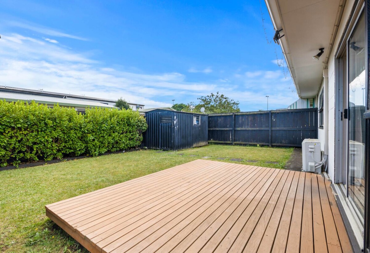2 beds 1 bath home with carport, close to Town centre, schools, motorway access, 0.4 km to Manurewa Intermediate, 1/108 Gloucester Road, Manurewa, Auckland