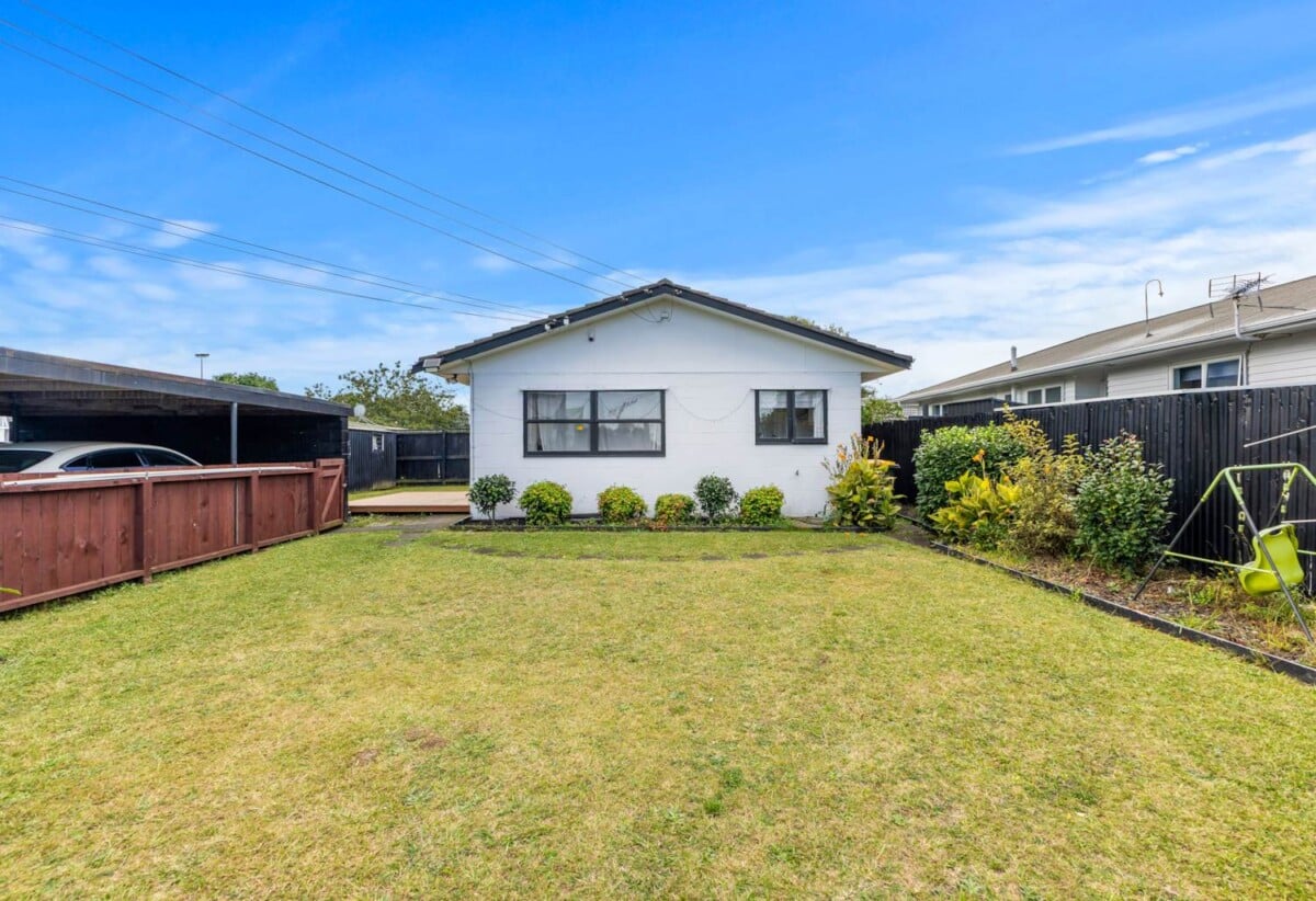 2 beds 1 bath home with carport, close to Town centre, schools, motorway access, 0.4 km to Manurewa Intermediate, 1/108 Gloucester Road, Manurewa, Auckland