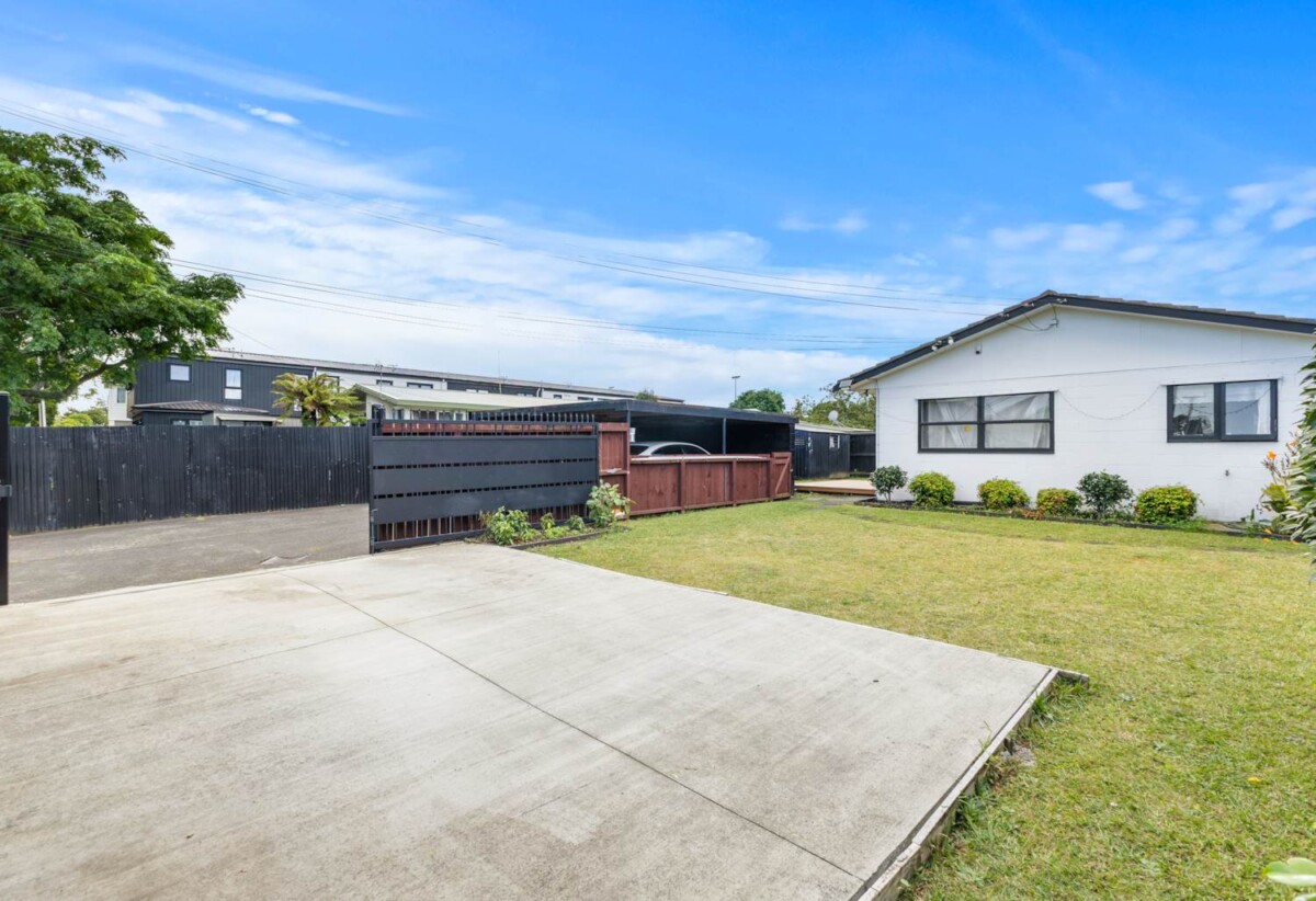 2 beds 1 bath home with carport, close to Town centre, schools, motorway access, 0.4 km to Manurewa Intermediate, 1/108 Gloucester Road, Manurewa, Auckland