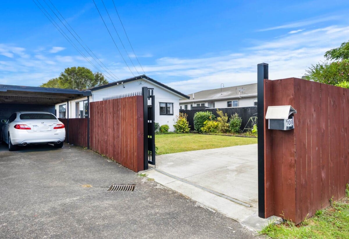 2 beds 1 bath home with carport, close to Town centre, schools, motorway access, 0.4 km to Manurewa Intermediate, 1/108 Gloucester Road, Manurewa, Auckland
