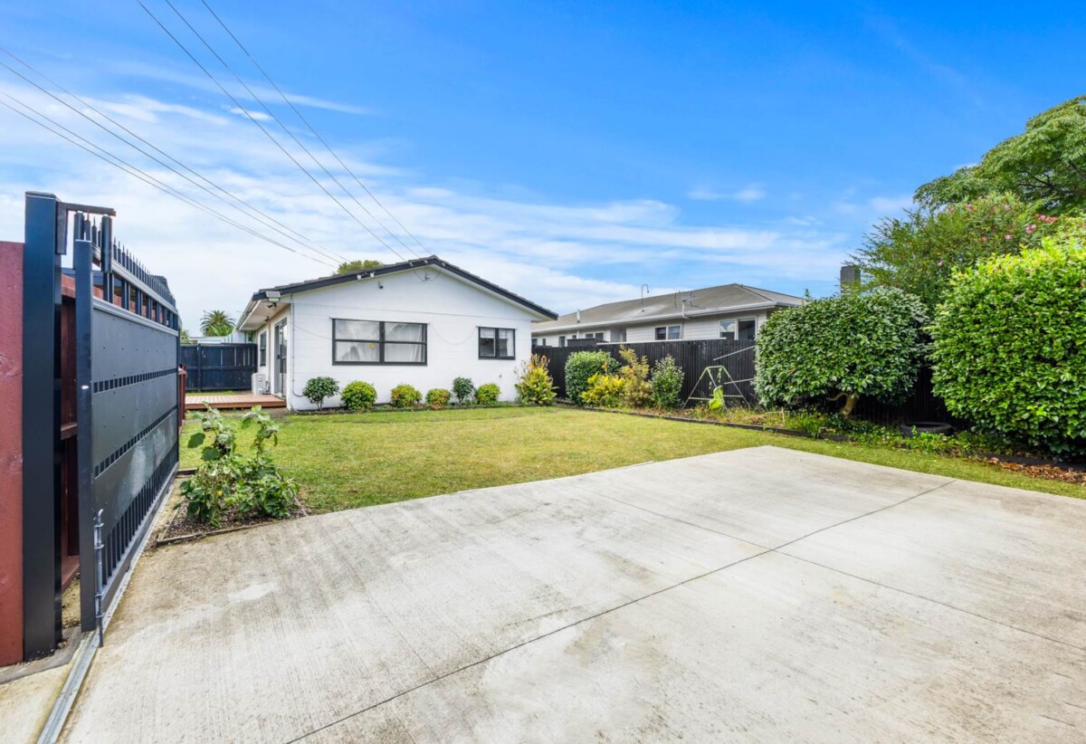 2 beds 1 bath home with carport, close to Town centre, schools, motorway access, 0.4 km to Manurewa Intermediate, 1/108 Gloucester Road, Manurewa, Auckland