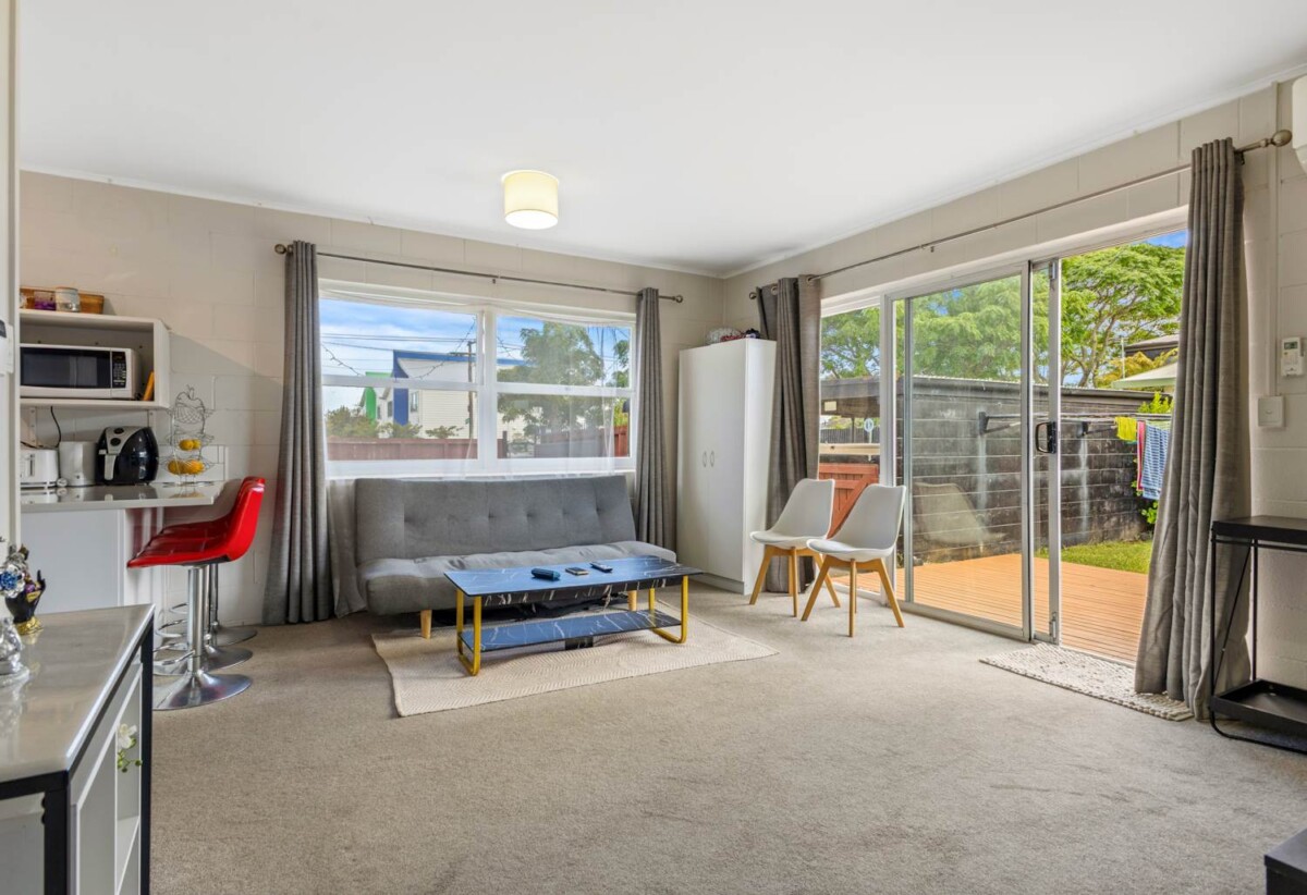 2 beds 1 bath home with carport, close to Town centre, schools, motorway access, 0.4 km to Manurewa Intermediate, 1/108 Gloucester Road, Manurewa, Auckland