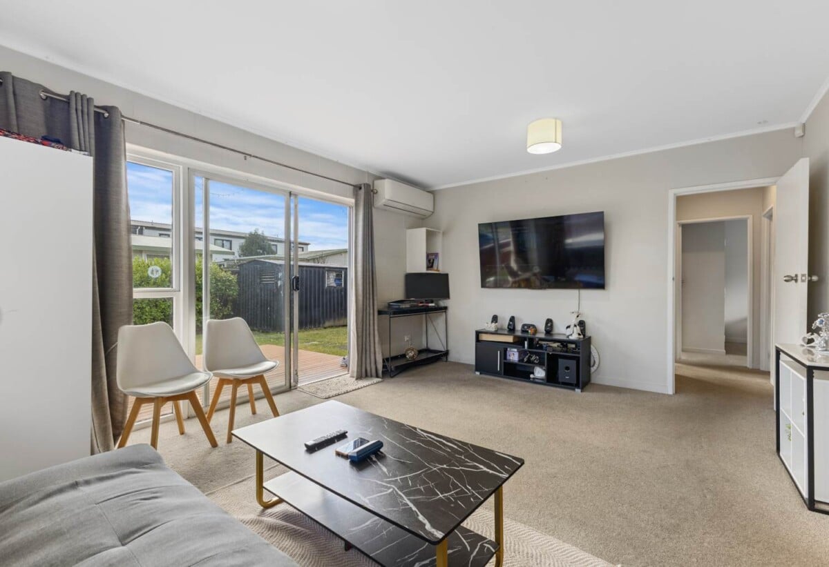 2 beds 1 bath home with carport, close to Town centre, schools, motorway access, 0.4 km to Manurewa Intermediate, 1/108 Gloucester Road, Manurewa, Auckland