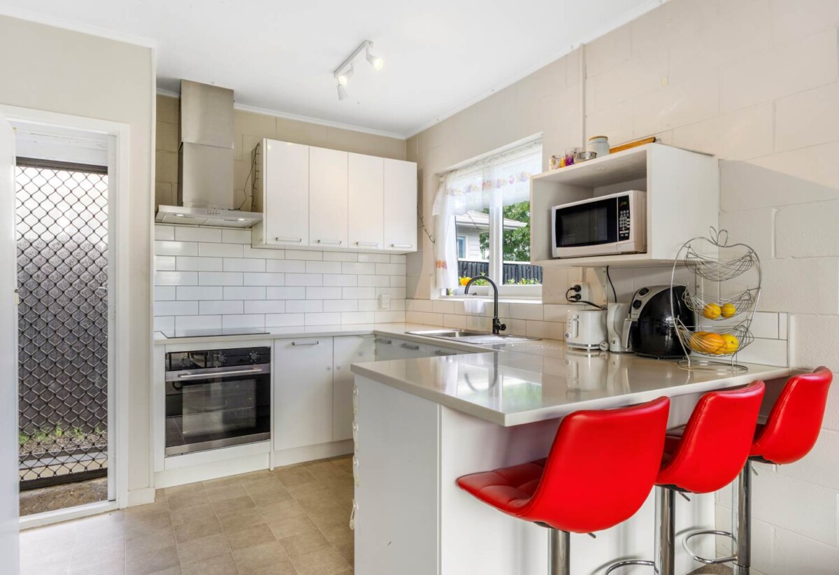 2 beds 1 bath home with carport, close to Town centre, schools, motorway access, 0.4 km to Manurewa Intermediate, 1/108 Gloucester Road, Manurewa, Auckland