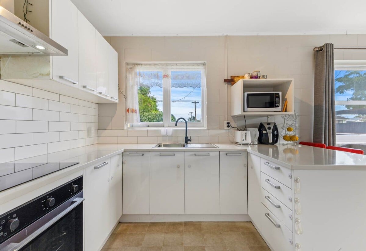 2 beds 1 bath home with carport, close to Town centre, schools, motorway access, 0.4 km to Manurewa Intermediate, 1/108 Gloucester Road, Manurewa, Auckland