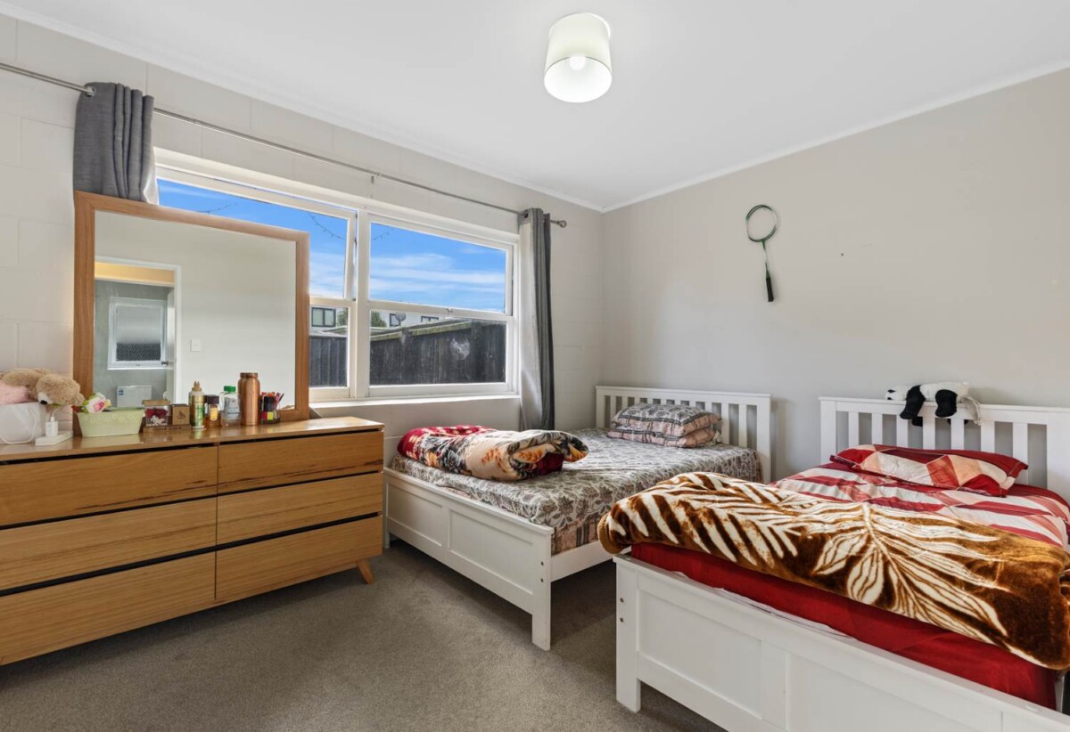 2 beds 1 bath home with carport, close to Town centre, schools, motorway access, 0.4 km to Manurewa Intermediate, 1/108 Gloucester Road, Manurewa, Auckland