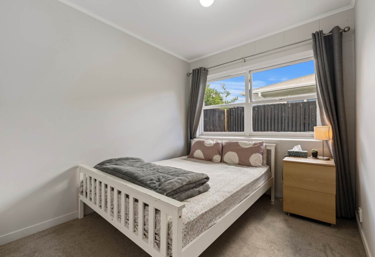 2 beds 1 bath home with carport, close to Town centre, schools, motorway access, 0.4 km to Manurewa Intermediate, 1/108 Gloucester Road, Manurewa, Auckland