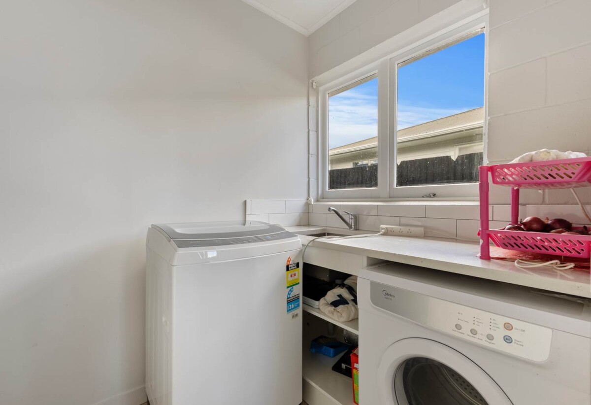 2 beds 1 bath home with carport, close to Town centre, schools, motorway access, 0.4 km to Manurewa Intermediate, 1/108 Gloucester Road, Manurewa, Auckland