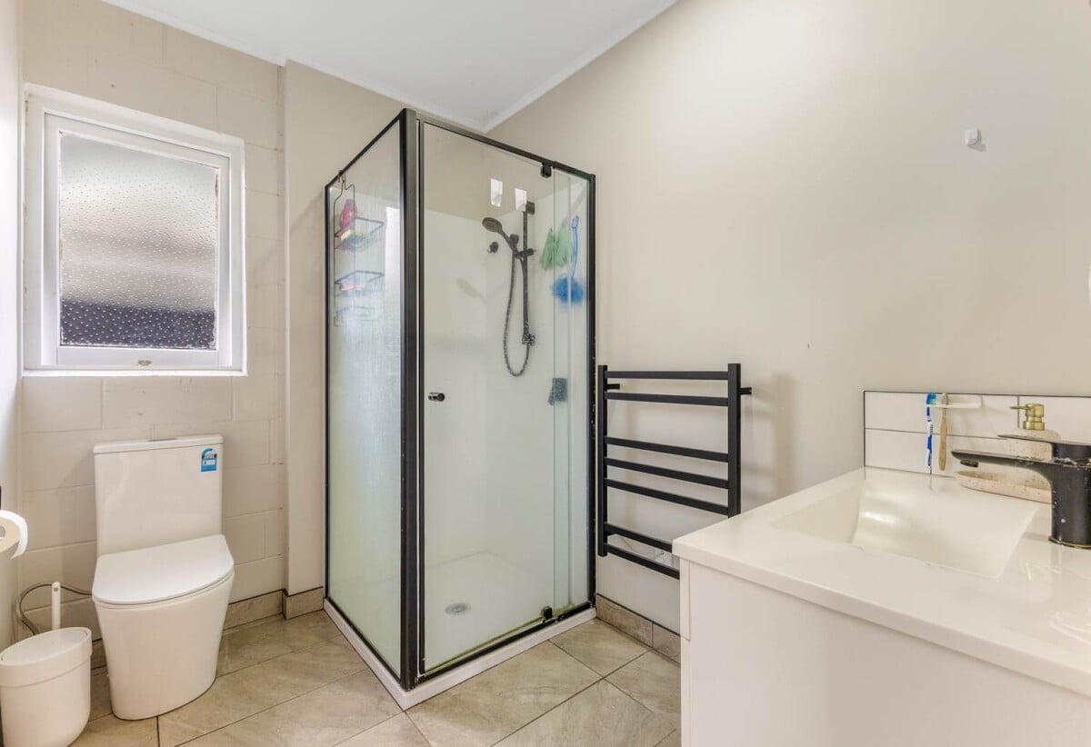 2 beds 1 bath home with carport, close to Town centre, schools, motorway access, 0.4 km to Manurewa Intermediate, 1/108 Gloucester Road, Manurewa, Auckland