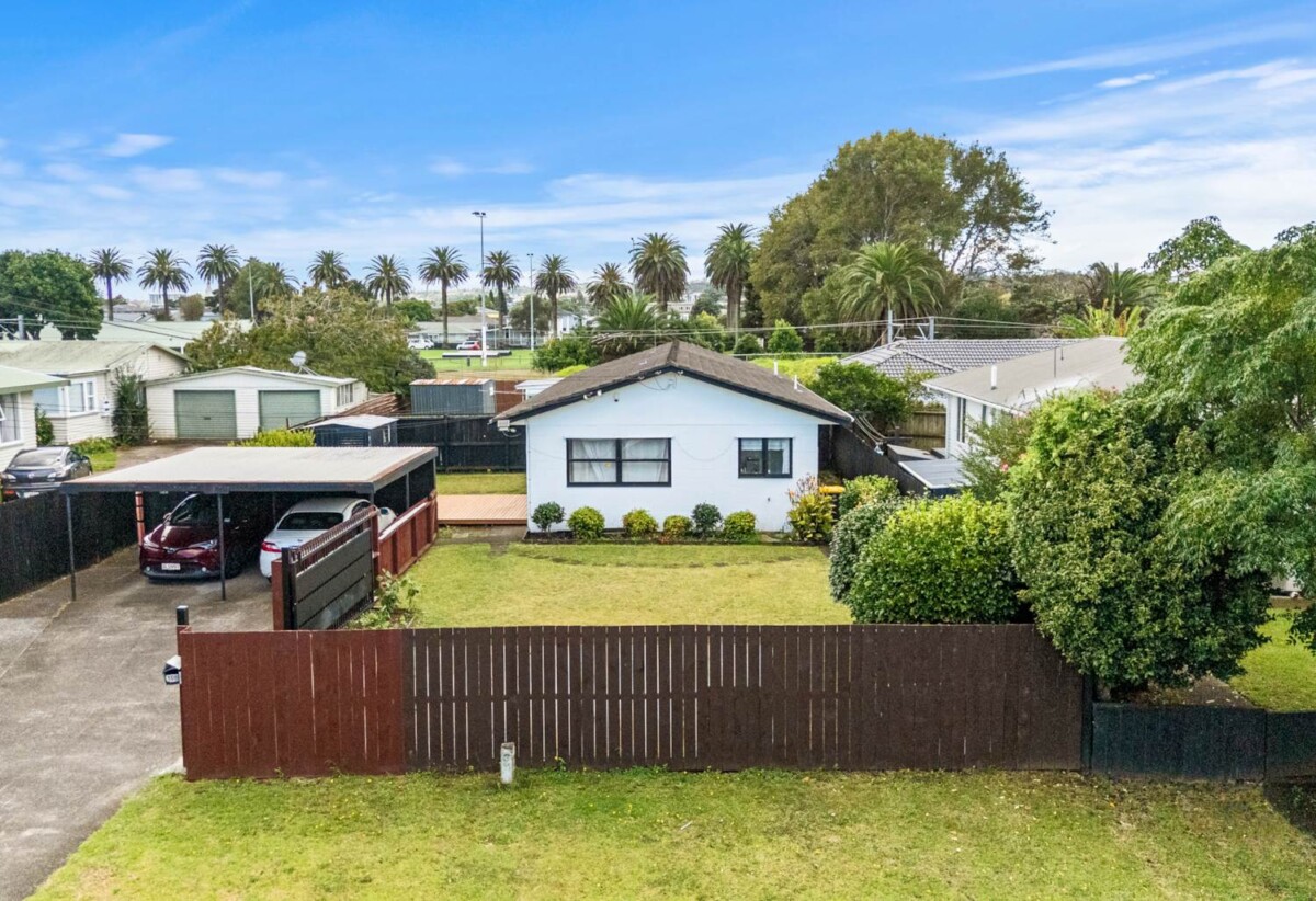 2 beds 1 bath home with carport, close to Town centre, schools, motorway access, 0.4 km to Manurewa Intermediate, 1/108 Gloucester Road, Manurewa, Auckland