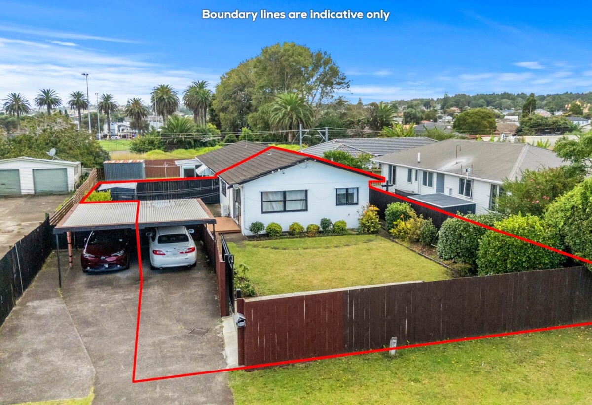 2 beds 1 bath home with carport, close to Town centre, schools, motorway access, 0.4 km to Manurewa Intermediate, 1/108 Gloucester Road, Manurewa, Auckland