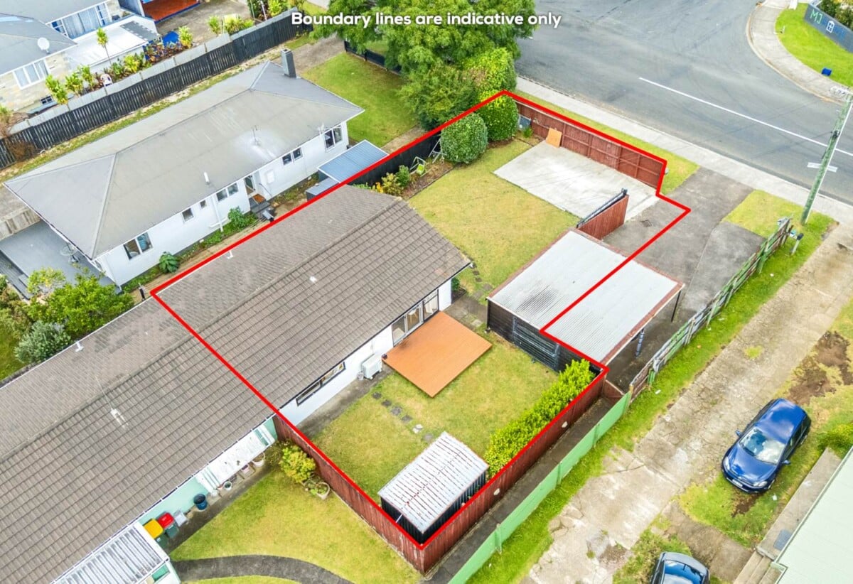 2 beds 1 bath home with carport, close to Town centre, schools, motorway access, 0.4 km to Manurewa Intermediate, 1/108 Gloucester Road, Manurewa, Auckland