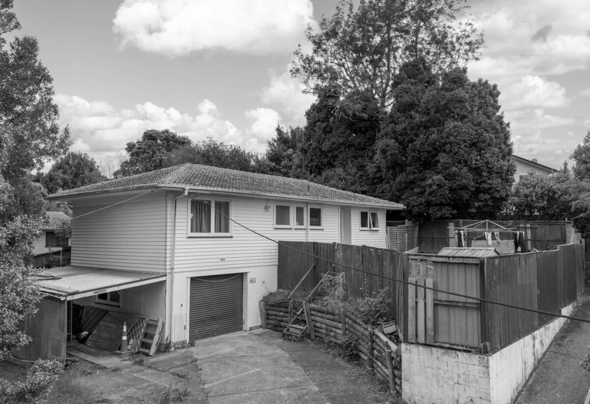 MORTGAGEE SALE, 3 beds house with garage on 736m2 section, With RC, BC, EPA for 8 new homes, close to Northwest Shopping Centre, Costco, local supermarkets, gyms, parks, schools, and public transport, 0.6km to Royal Road School, 8 Makora Road, Massey, Auckland