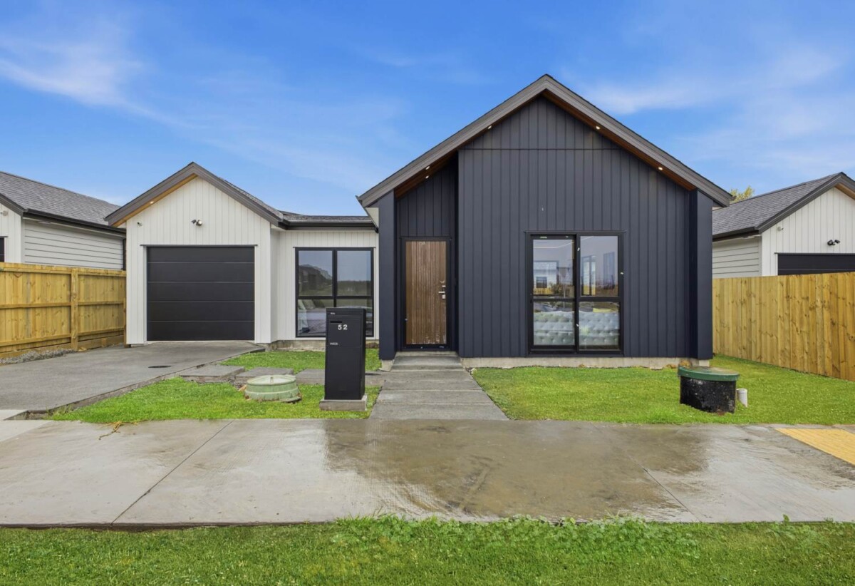 Brandnew standalone 4 beds 3 baths house with double garage and 1- bed granny, close to the upcoming Four Square store, 3.8 km to Te Hihi School, 3.9 km to Karaka School, 54 Whangamaire Rise, Karaka, Auckland