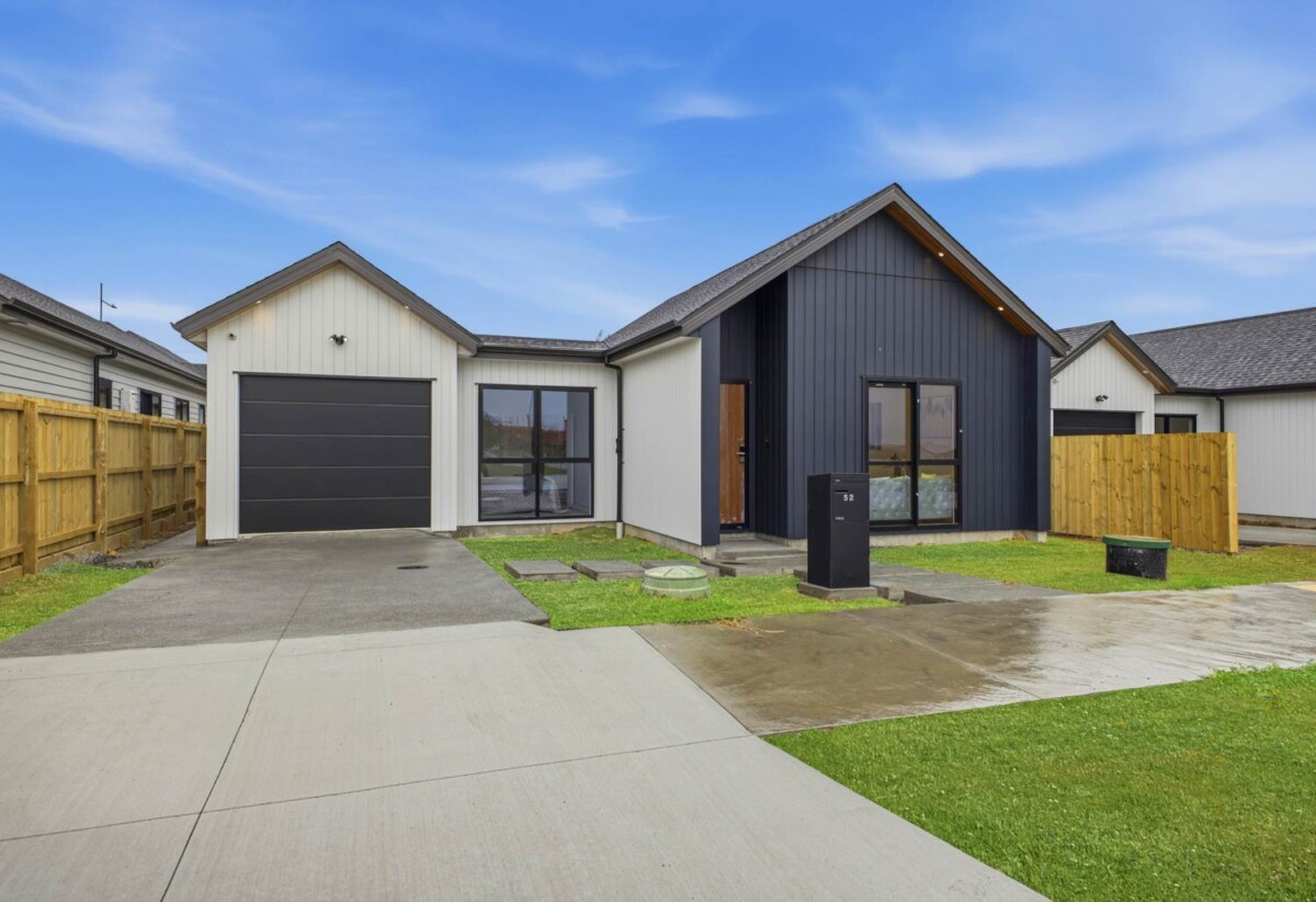 Brandnew standalone 4 beds 3 baths house with double garage and 1- bed granny, close to the upcoming Four Square store, 3.8 km to Te Hihi School, 3.9 km to Karaka School, 54 Whangamaire Rise, Karaka, Auckland