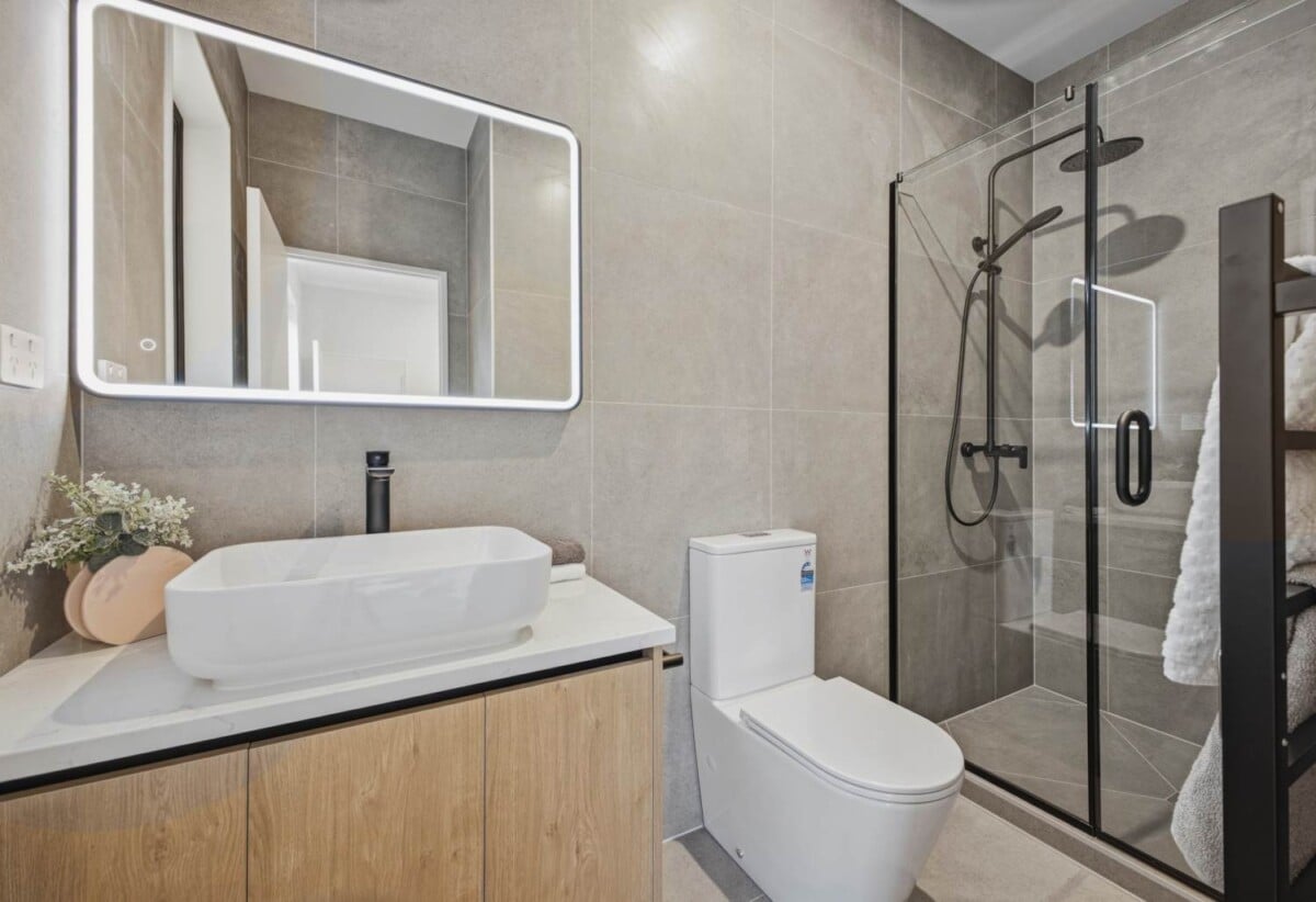 Brandnew standalone 4 beds 3 baths house with double garage and 1- bed granny, close to the upcoming Four Square store, 3.8 km to Te Hihi School, 3.9 km to Karaka School, 54 Whangamaire Rise, Karaka, Auckland