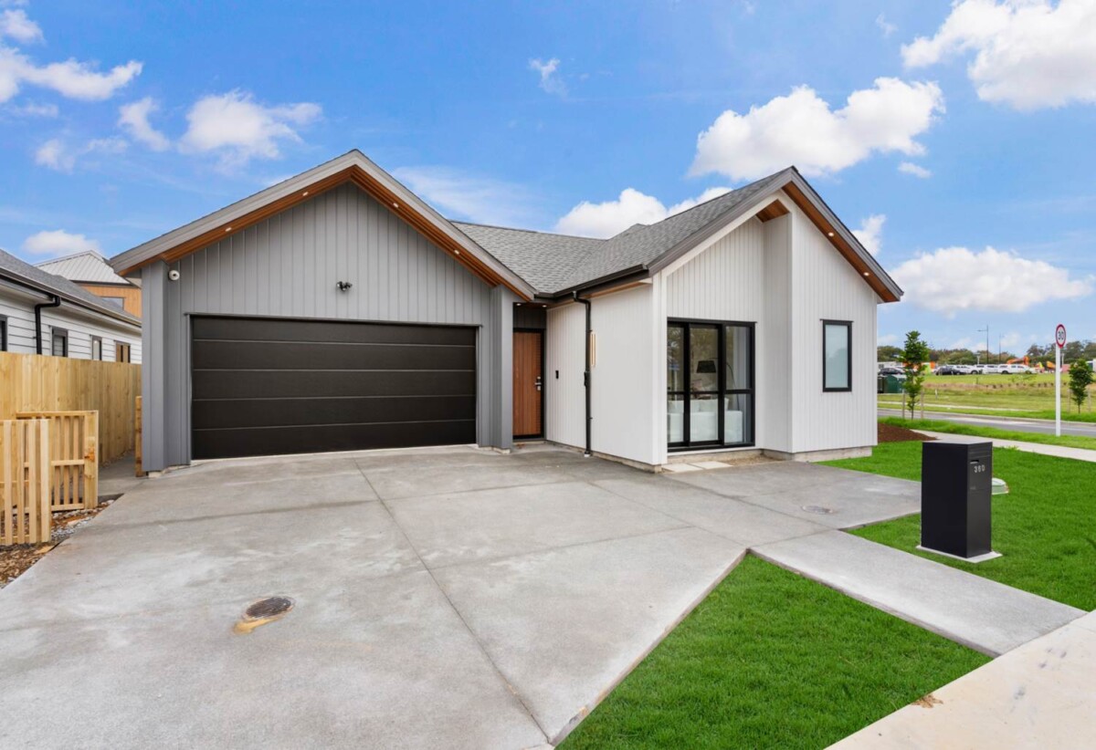 Brandnew 5 beds 3 baths house with double garage and 1 bed granny on 404m2 section, just moments from the upcoming Four Square and within a growing, vibrant community, easy motorway access, 372 Linwood Road, Karaka, Auckland