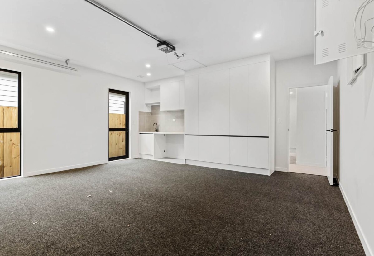 Brandnew 5 beds 3 baths house with double garage and 1 bed granny on 404m2 section, just moments from the upcoming Four Square and within a growing, vibrant community, 362 Linwood Road, Karaka, Auckland