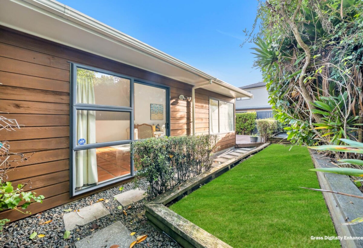 Mt Roskill Grammar school zone, 3 beds 2 baths house with carport, easy access to local sports fields, swimming facilities, and recreational amenities, schools, shops, motorway access, 0.2 km to Hay Park School, 0.3km to Waikowhai Intermediate, 1.2 km to Mt Roskill Grammar, 57A Staveley Avenue, Mt Roskill, Auckland