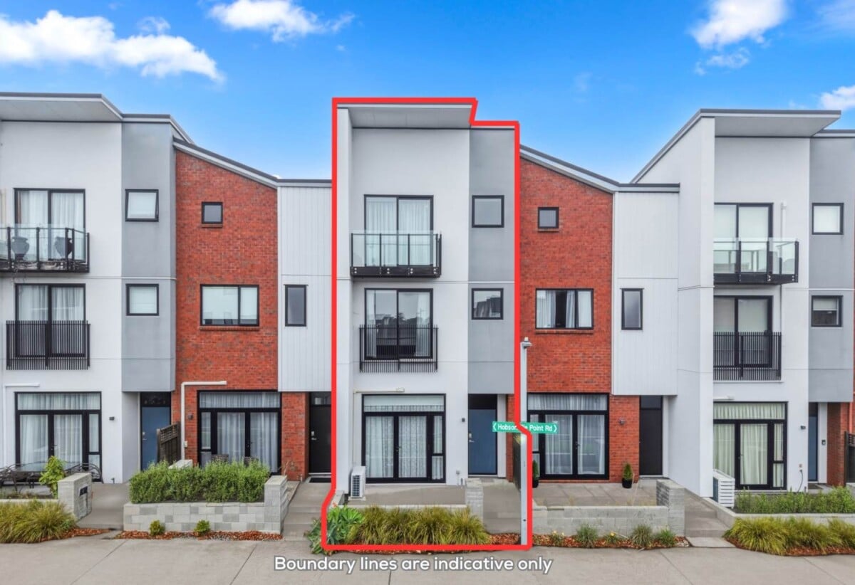 Must sell, motivated vendor, Ignore CV, 166m2 Freehold 3 beds + additional flexible living/4th bedroom option 2.5 baths home with garage, Dual entrance (front & rear access), Extra Large bedrooms, Covered outdoor deck, close to schhools, shops, motorway access, 0.3 km to Hobsonville Point Secondary School, 117 Hobsonville Point Road, Hobsonville, Auckland