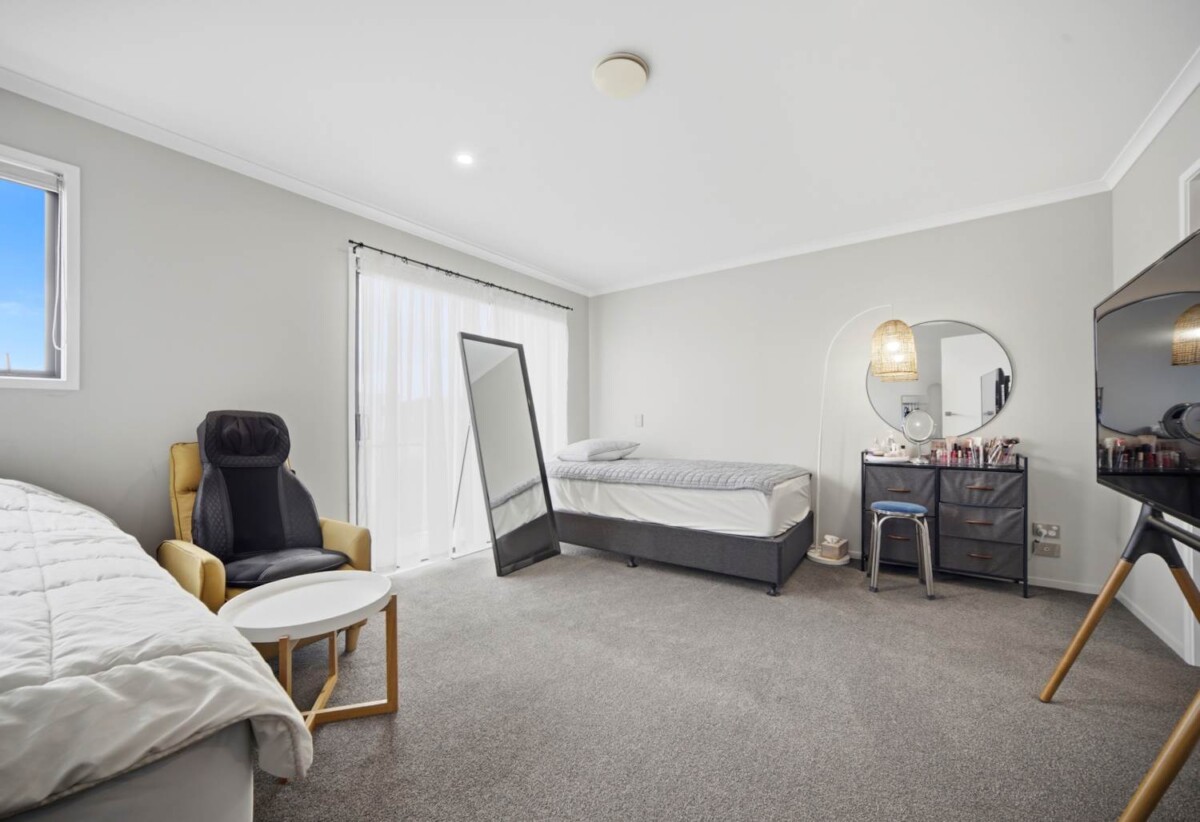 Must sell, motivated vendor, Ignore CV, 166m2 Freehold 3 beds + additional flexible living/4th bedroom option 2.5 baths home with garage, Dual entrance (front & rear access), Extra Large bedrooms, Covered outdoor deck, close to schhools, shops, motorway access, 0.3 km to Hobsonville Point Secondary School, 117 Hobsonville Point Road, Hobsonville, Auckland