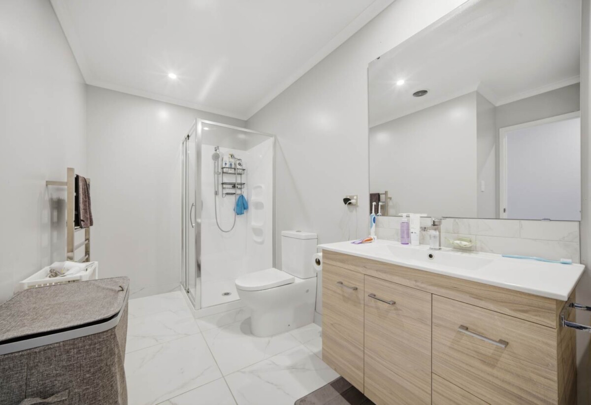 Must sell, motivated vendor, Ignore CV, 166m2 Freehold 3 beds + additional flexible living/4th bedroom option 2.5 baths home with garage, Dual entrance (front & rear access), Extra Large bedrooms, Covered outdoor deck, close to schhools, shops, motorway access, 0.3 km to Hobsonville Point Secondary School, 117 Hobsonville Point Road, Hobsonville, Auckland