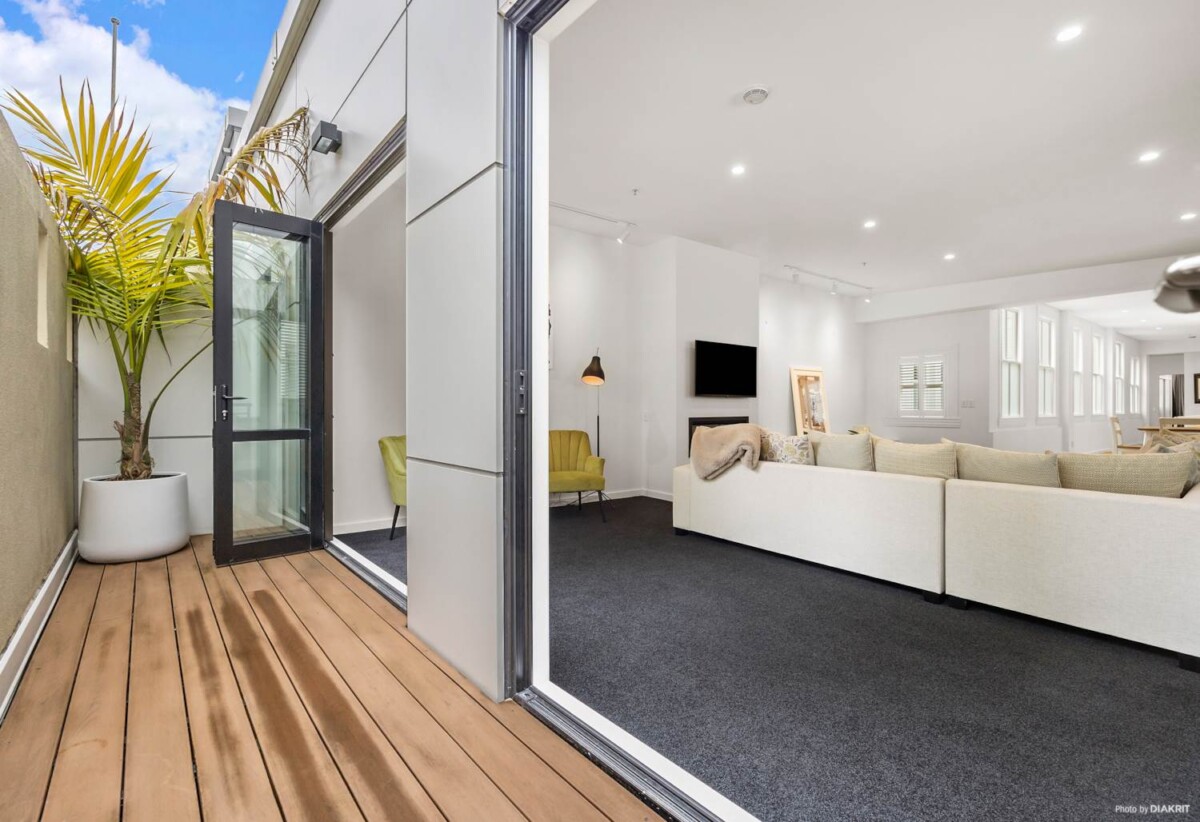 Auckland Girls’ Grammar School zone, Fully renovated, 198m2 2 beds + study room 2 baths 1 car park High St Penthouse apartment, Positioned steps from the City Rail Link transformation, 6A/55-57 High Street, City Centre, Auckland