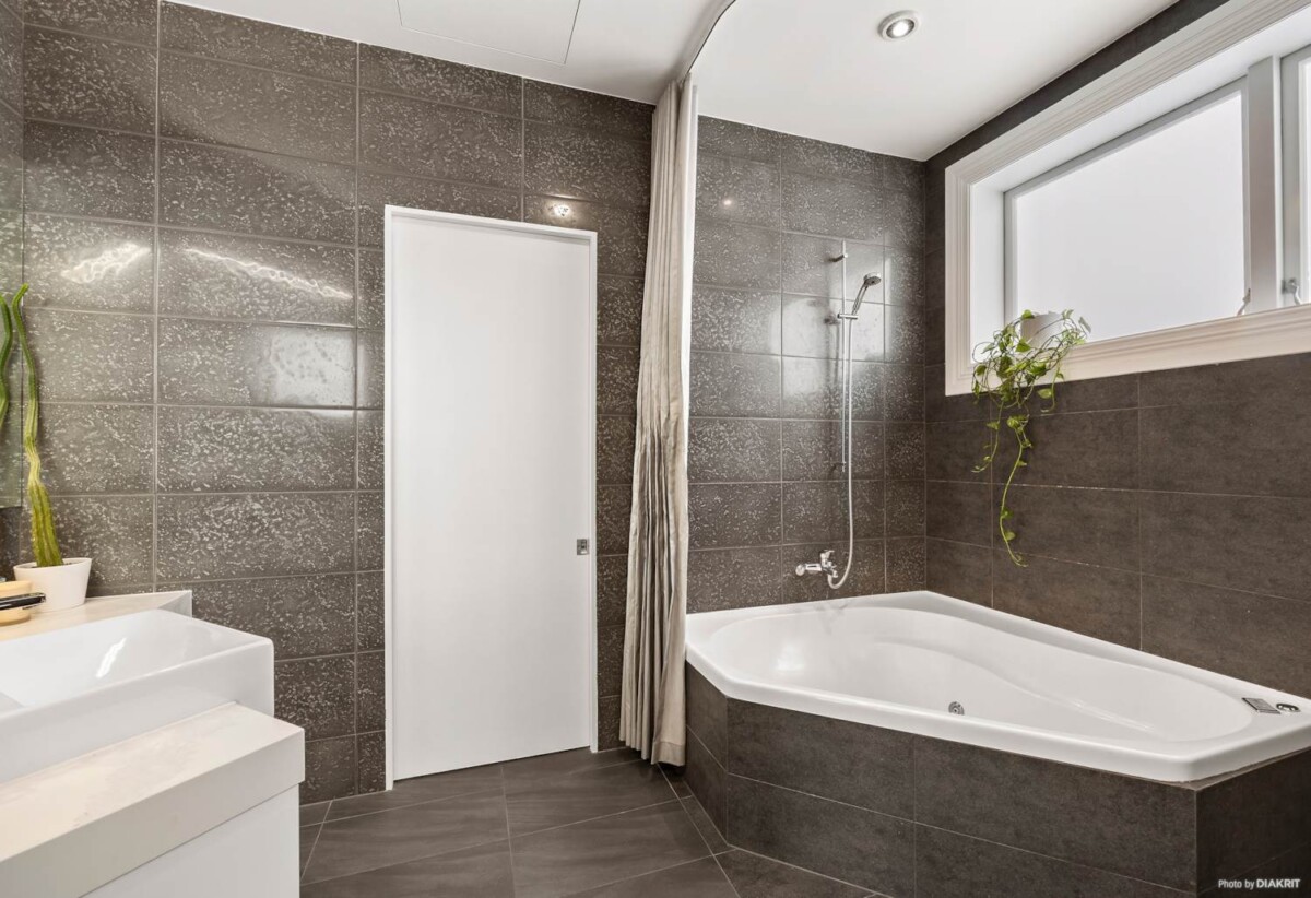 Auckland Girls’ Grammar School zone, Fully renovated, 198m2 2 beds + study room 2 baths 1 car park High St Penthouse apartment, Positioned steps from the City Rail Link transformation, 6A/55-57 High Street, City Centre, Auckland