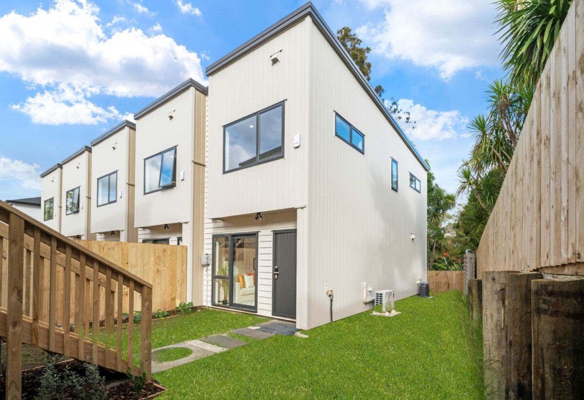 Enquire over $550,000, Brandnew 2 beds 1.5 baths home with car park, easy access to local shops, Westgate Mega Shopping Centre, schools, and public transport. 1 km to Massey High School, 6/16 Reynella Drive, Massey, Auckland