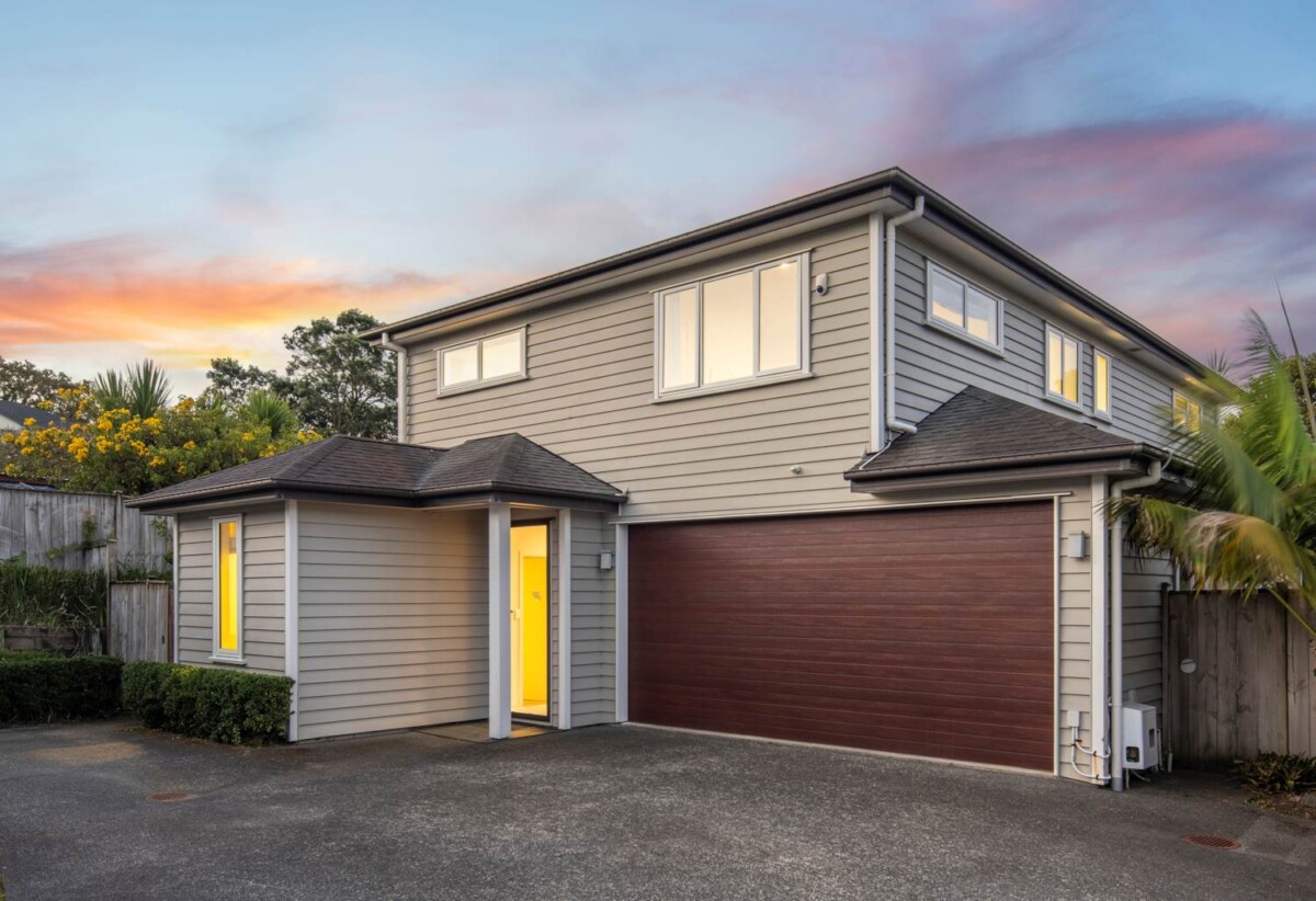 Rangitoto College zone, 5 beds 3 baths house with double garage on 407m2 section, close to shops, supermarkets, Albany Mall, motorway access, schools, 0.8 km to Pinehill School (Browns Bay), 14A Hauraki Crescent, Pinehill, Auckland