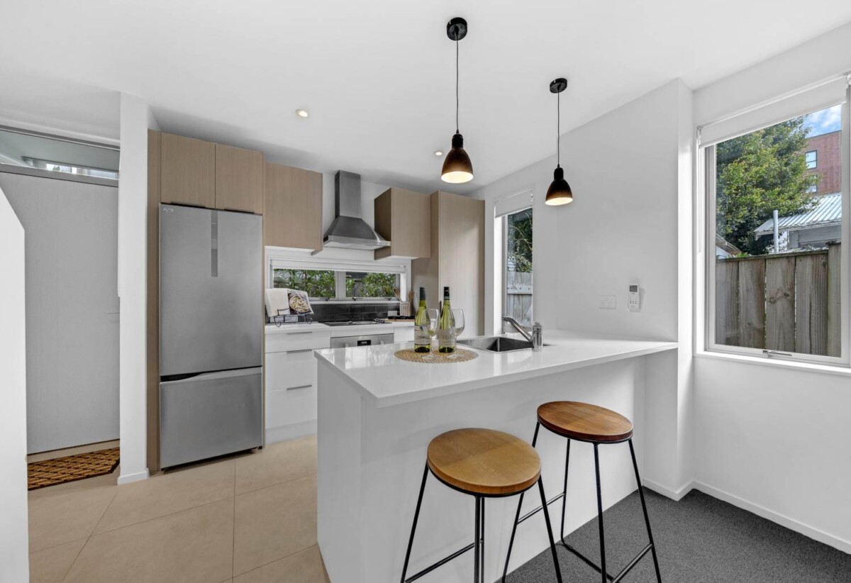 Freehold 2 beds 2 baths home with Private courtyard , with cafes, buses, and the train station all within a 10-minute walk away, plus easy motorway access, 0.4 km to Avondale Intermediate and Avondale Primary School (Auckland), 0.5 km to Avondale College, 3/2B Walsall Street, Avondale, Auckland